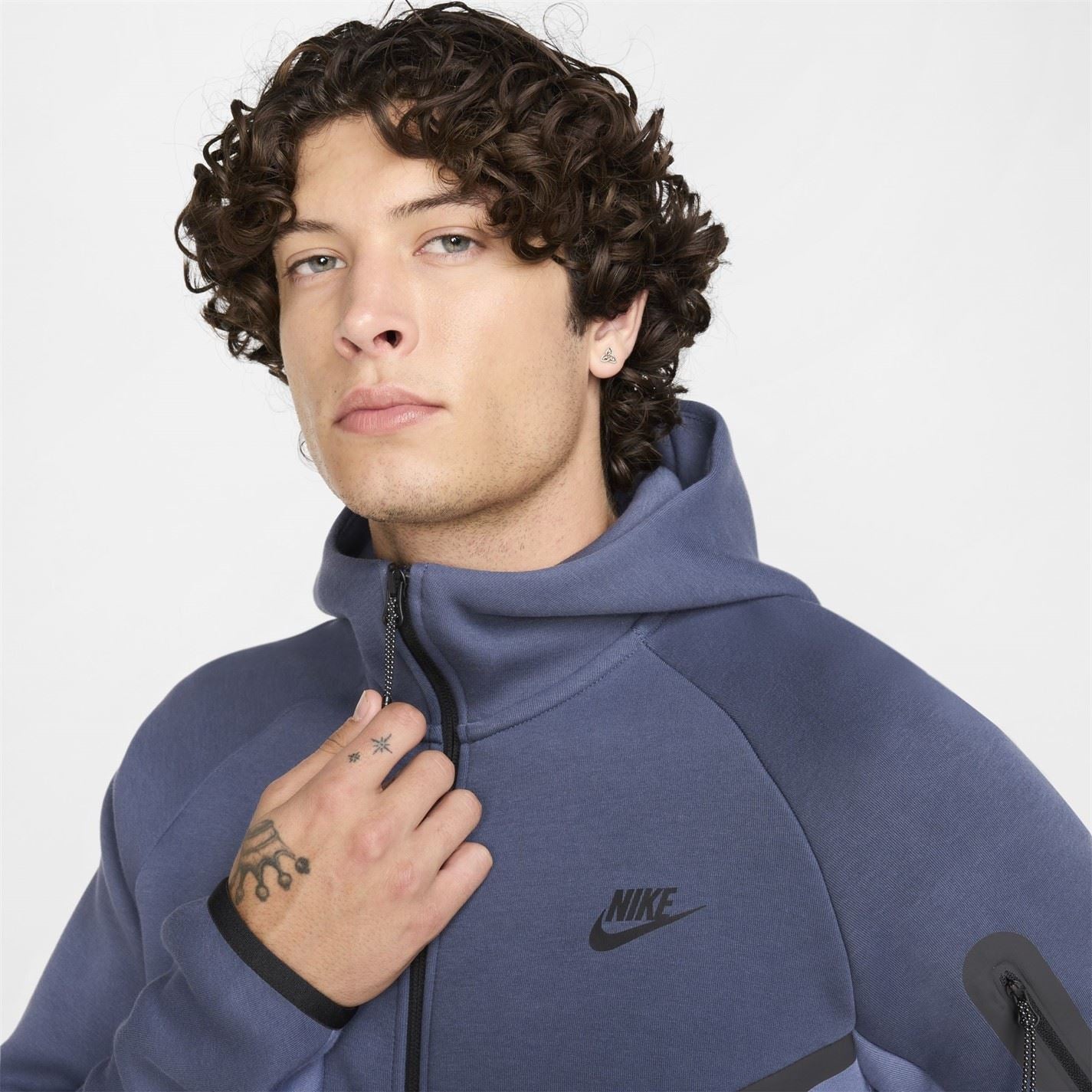 Nike Regular Fit Zipped Pocket Raglan Sleeve Full-Zip Sweatshirt