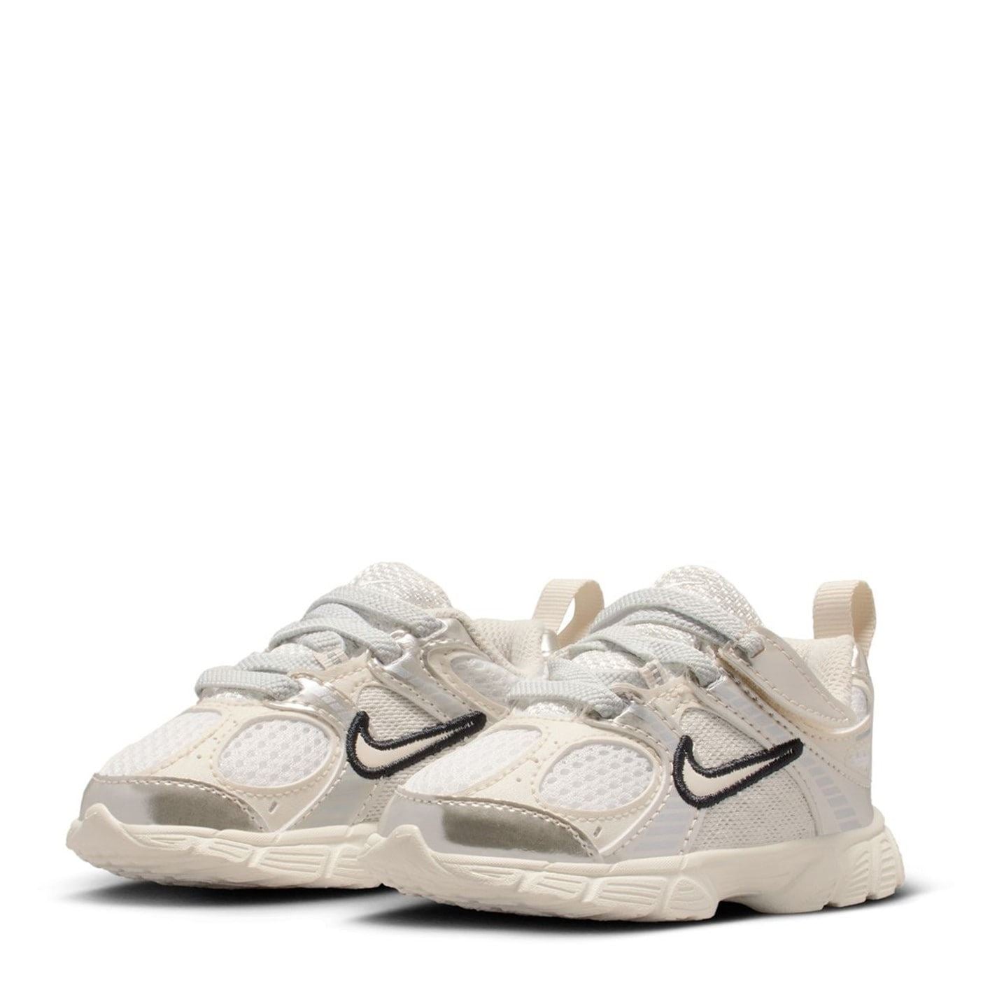 Nike V5 Runner Low Top Lace-Up Sneakers