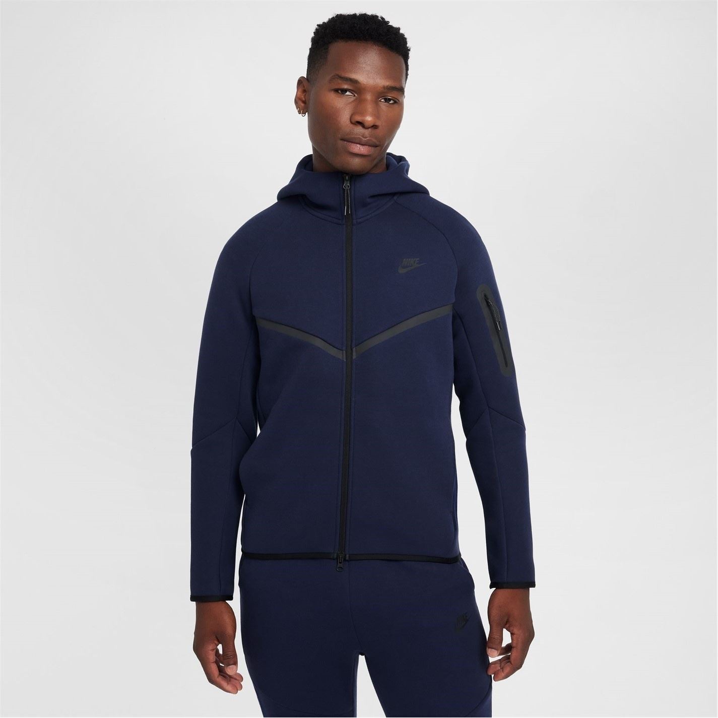 Nike Regular Fit Zipped Pocket Raglan Sleeve Full-Zip Sweatshirt