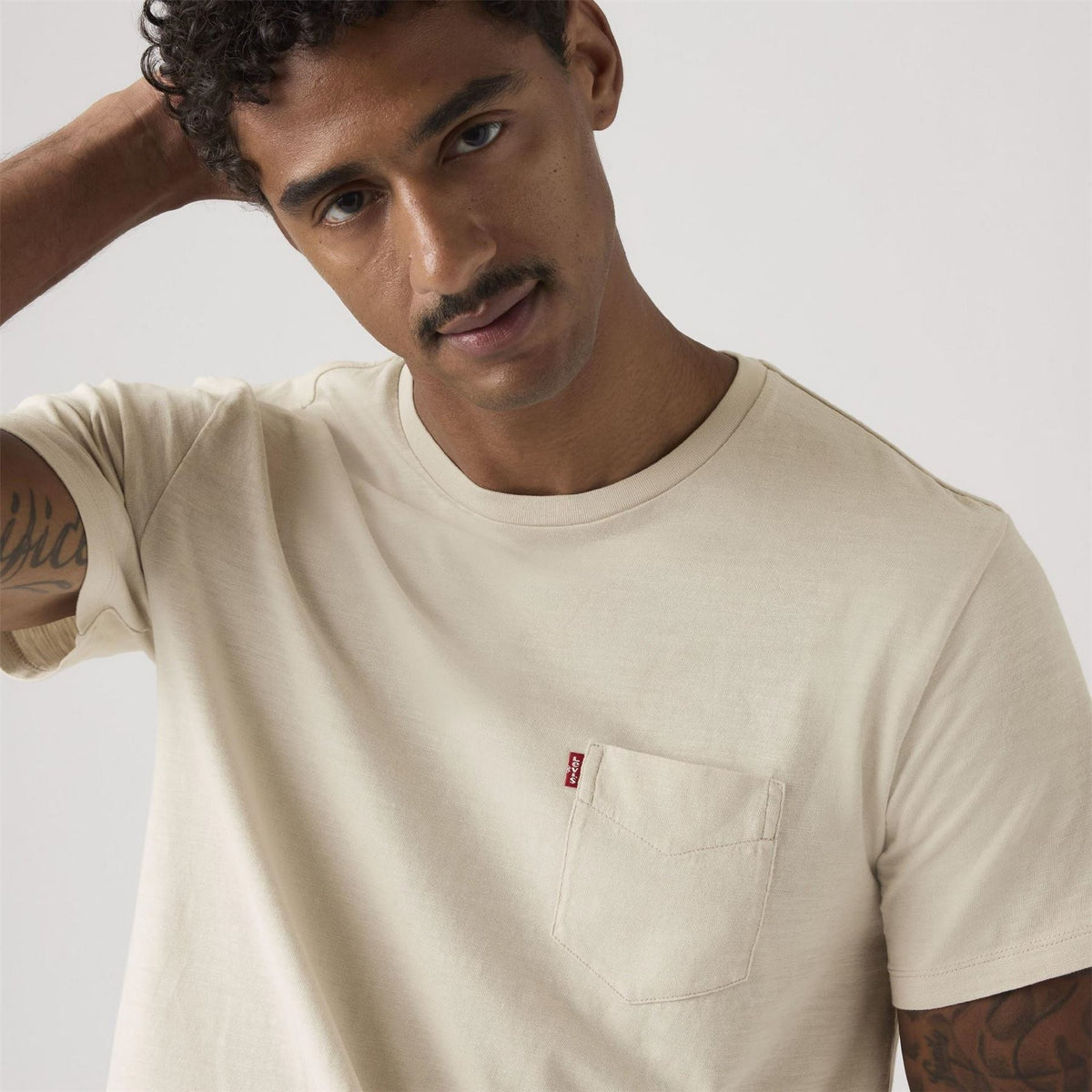 Levis Regular Fit Crew Neck Short Sleeve T-Shirt with Chest Pocket