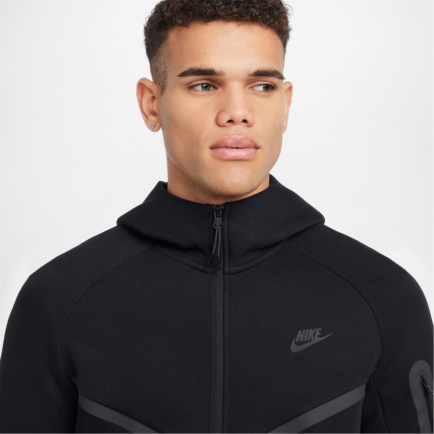 Nike Regular Fit Zipped Pocket Raglan Sleeve Full-Zip Sweatshirt