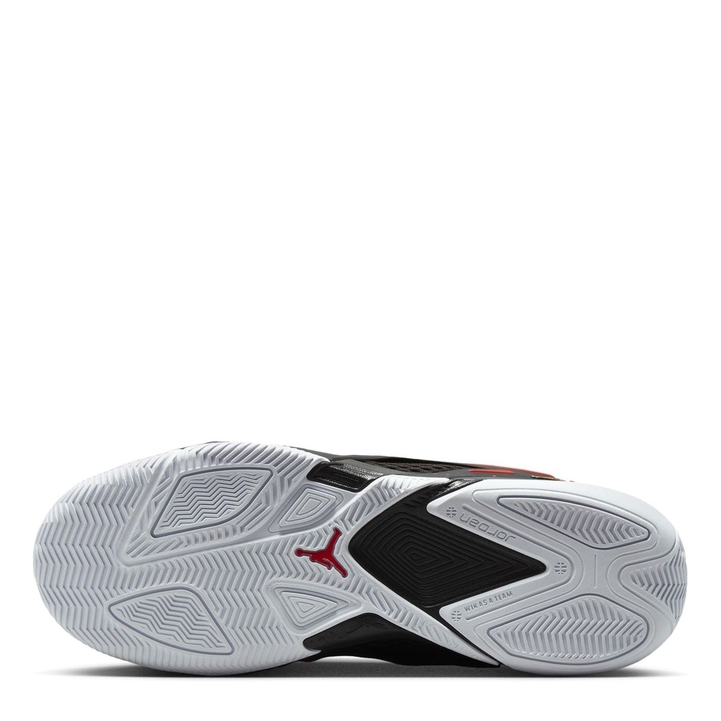 Nike Heir Basketball Low Top Lace-Up Sneakers