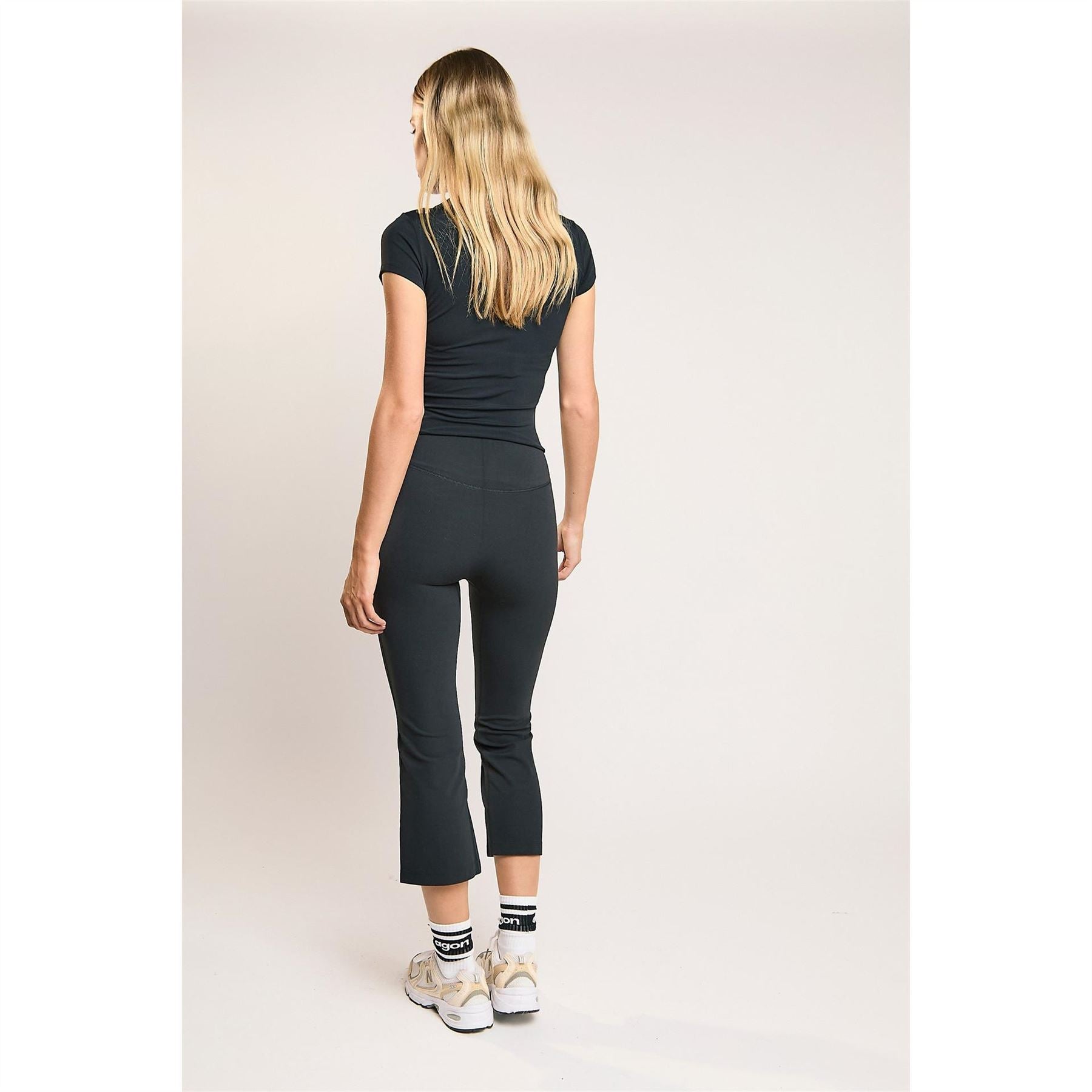 Agon Black Capri Leggings