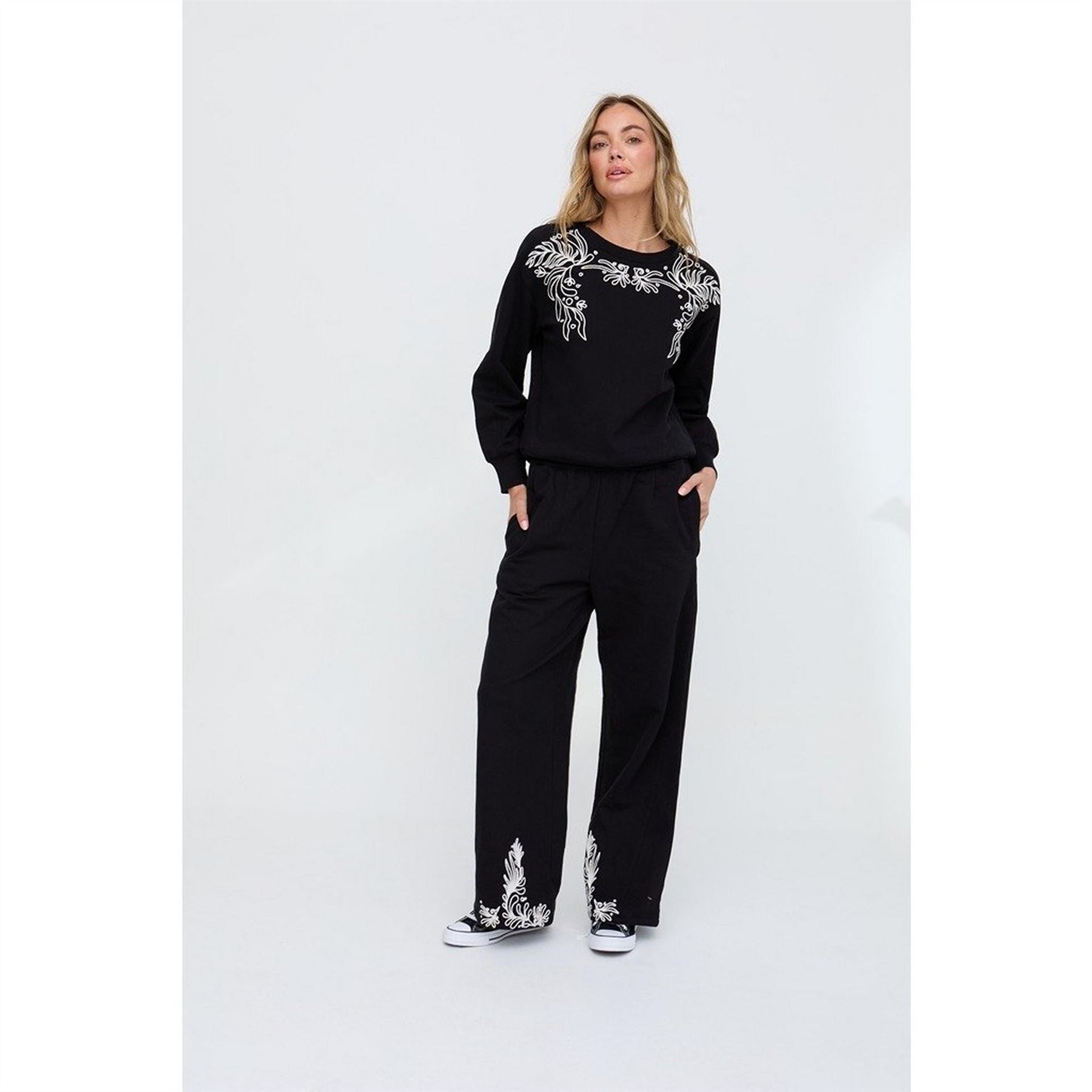 Raffya Marmalade Long Sleeves Embroidered Sweatshirt In Black