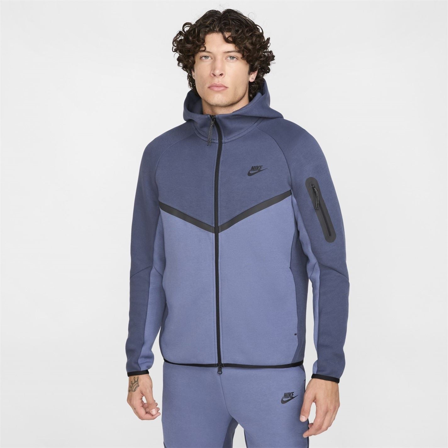 Nike Regular Fit Zipped Pocket Raglan Sleeve Full-Zip Sweatshirt