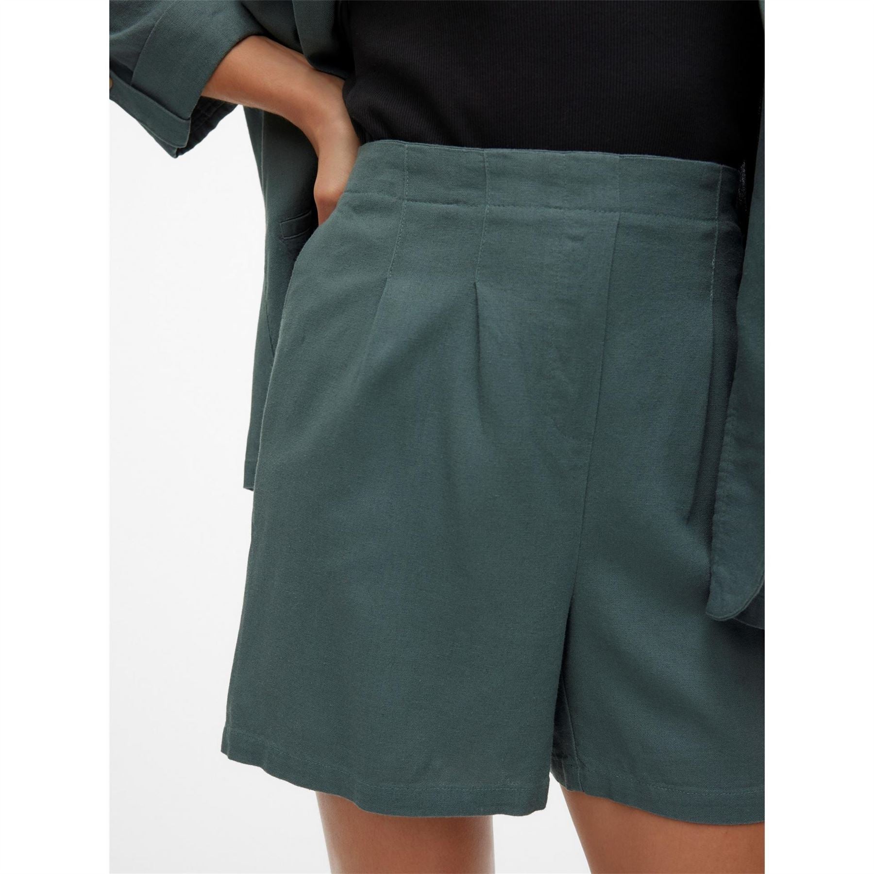 Vero Moda Jesmilo Bermuda Shorts with Elasticated Waistband