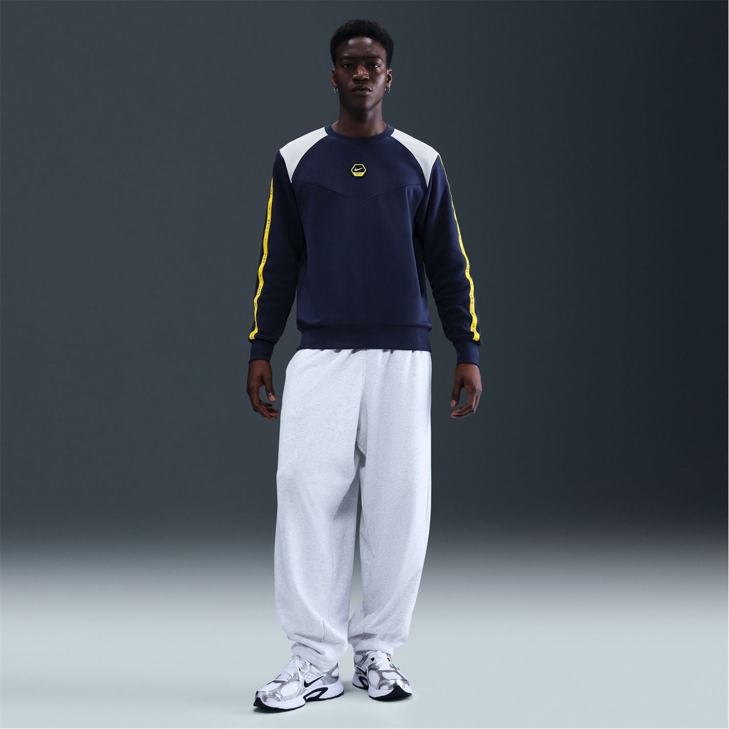 Nike Crew Neck Ribbed Collar Long Sleeve Raglan Sweatshirt