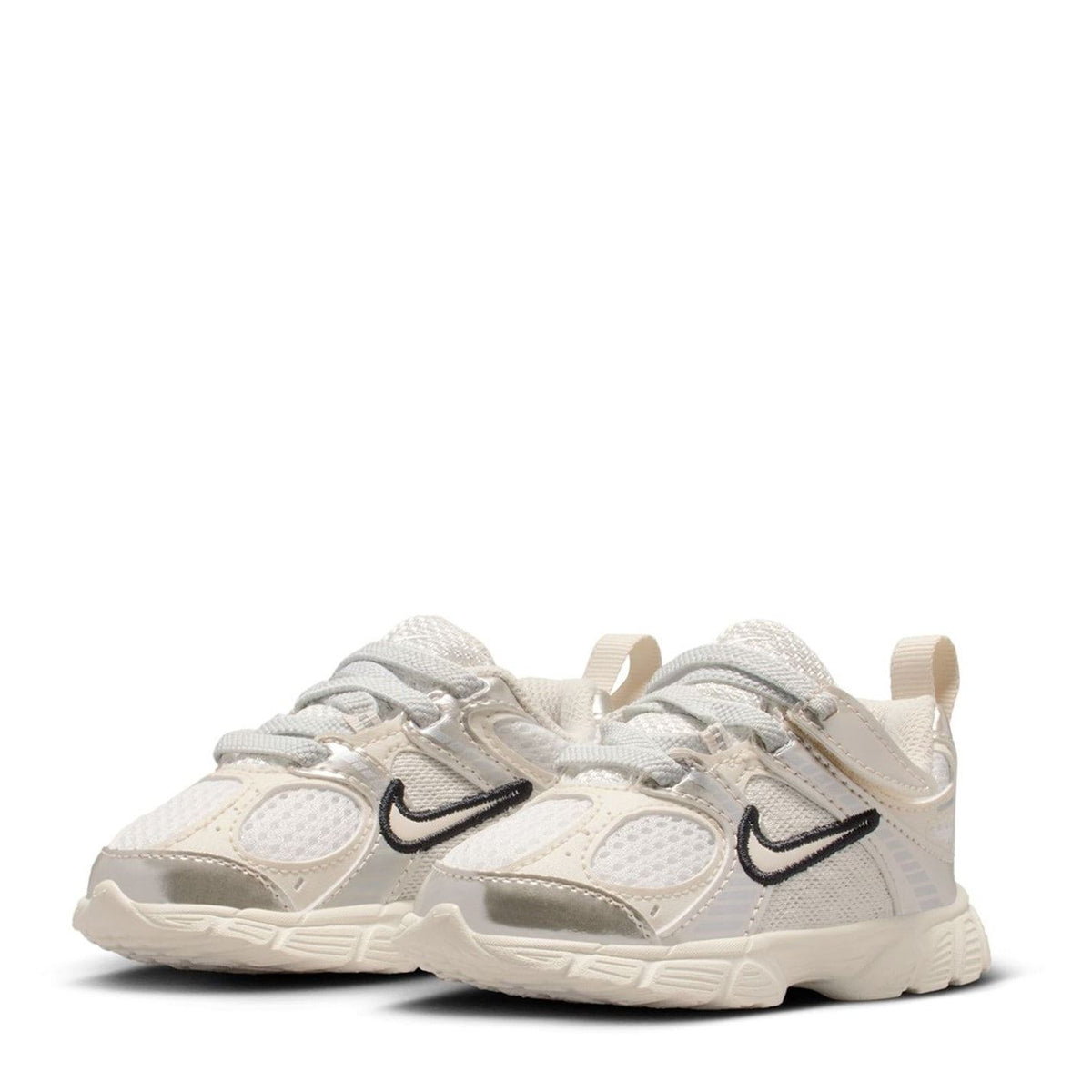 Nike V5 Runner Low Top Lace-Up Sneakers