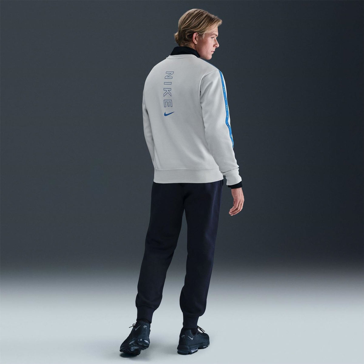 Nike Crew Neck Ribbed Collar Long Sleeve Raglan Sweatshirt