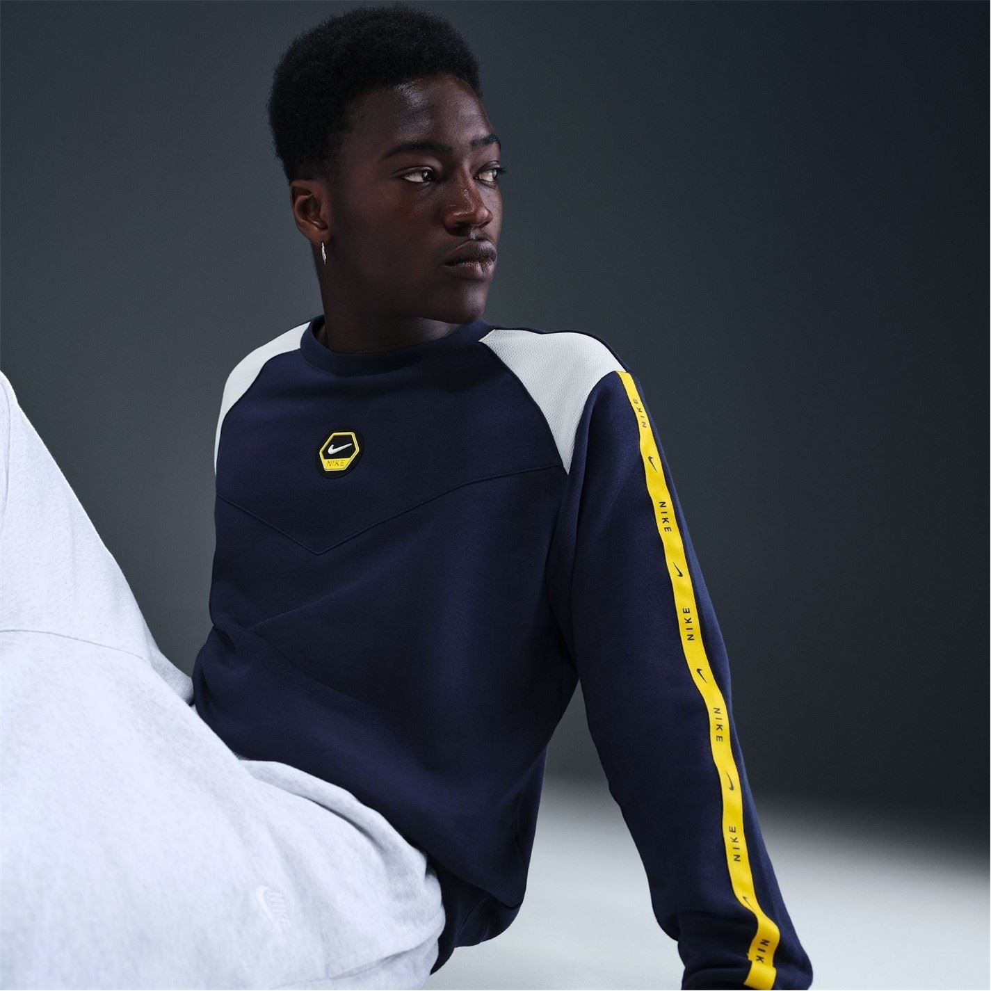 Nike Crew Neck Ribbed Collar Long Sleeve Raglan Sweatshirt