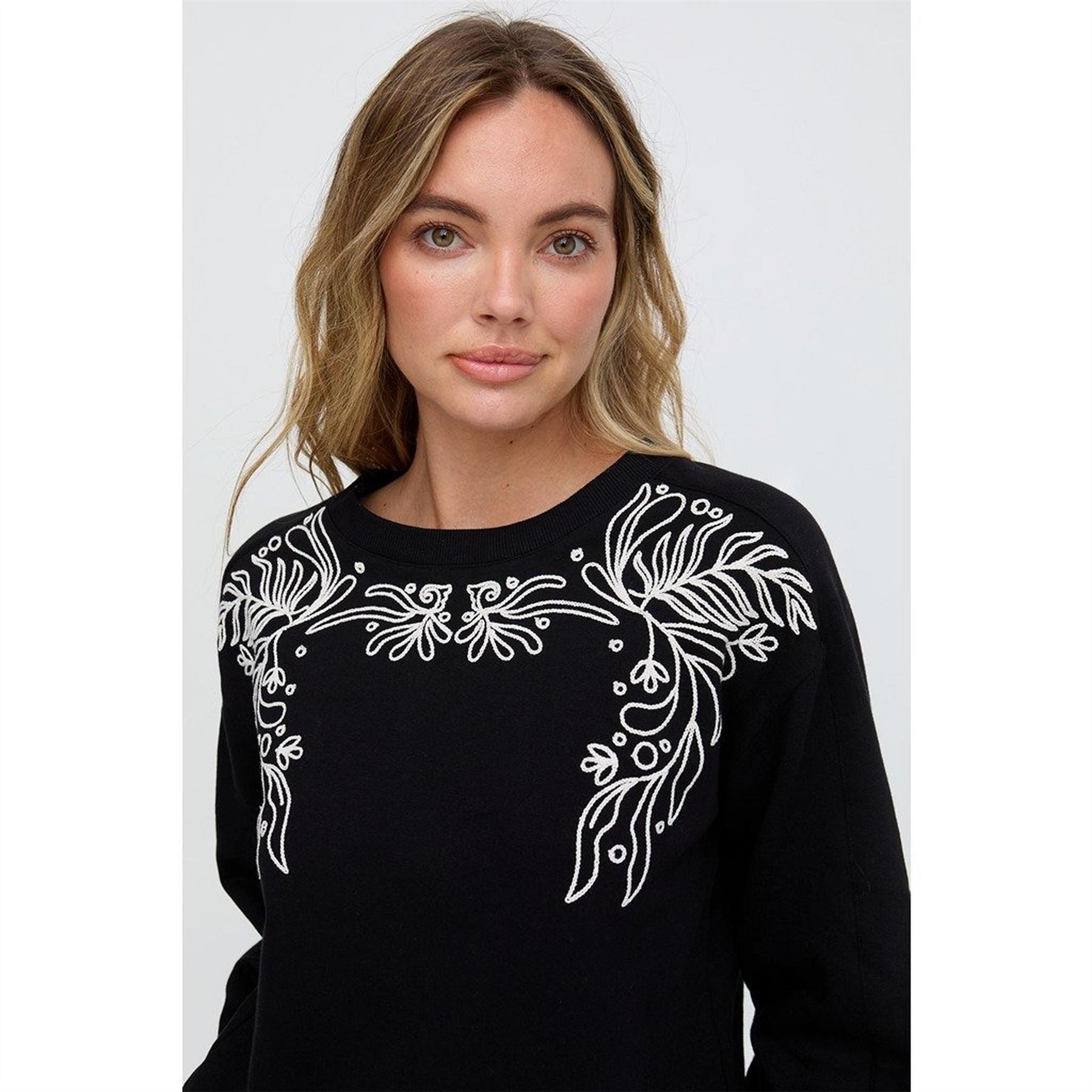 Raffya Marmalade Long Sleeves Embroidered Sweatshirt In Black