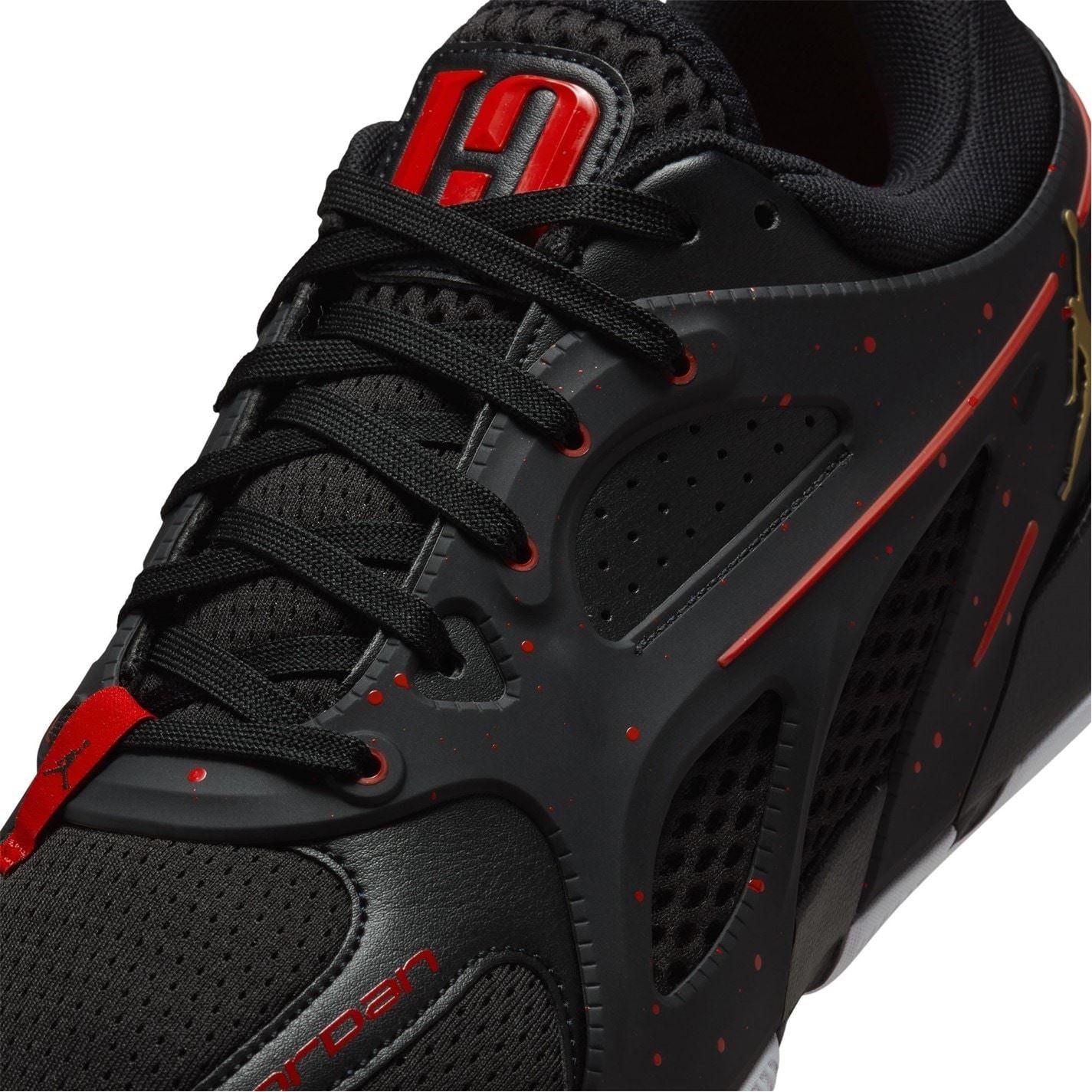 Nike Heir Basketball Low Top Lace-Up Sneakers
