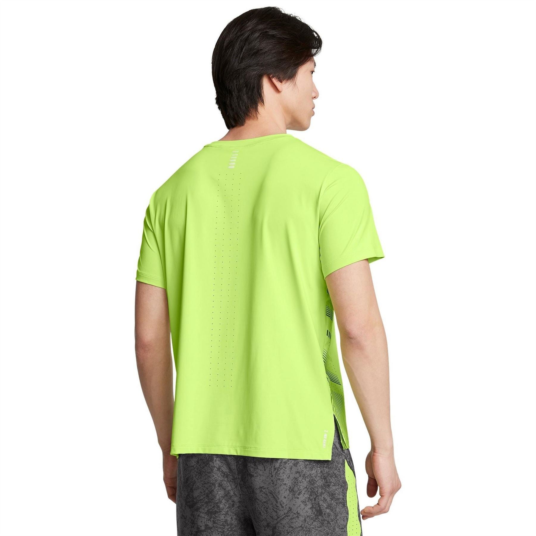 Under Armour Mens Launch Elite Graphic T-Shirt.