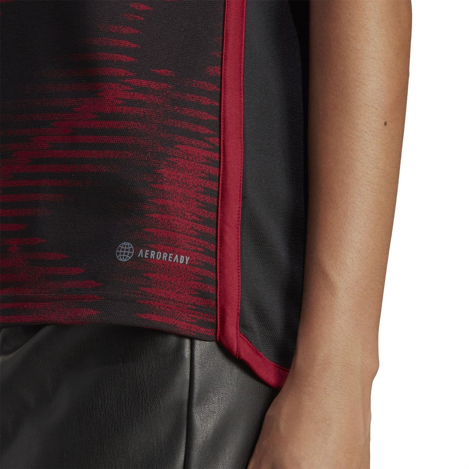 adidas FC Bayern V-Neck Regular Fit T-Shirt