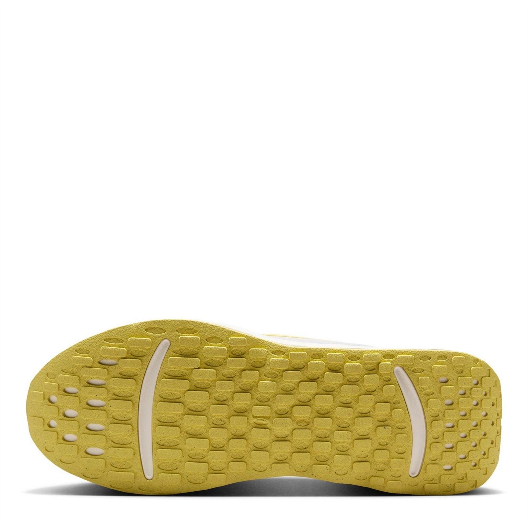Nike Legend Essential 4 Low Top Trainers