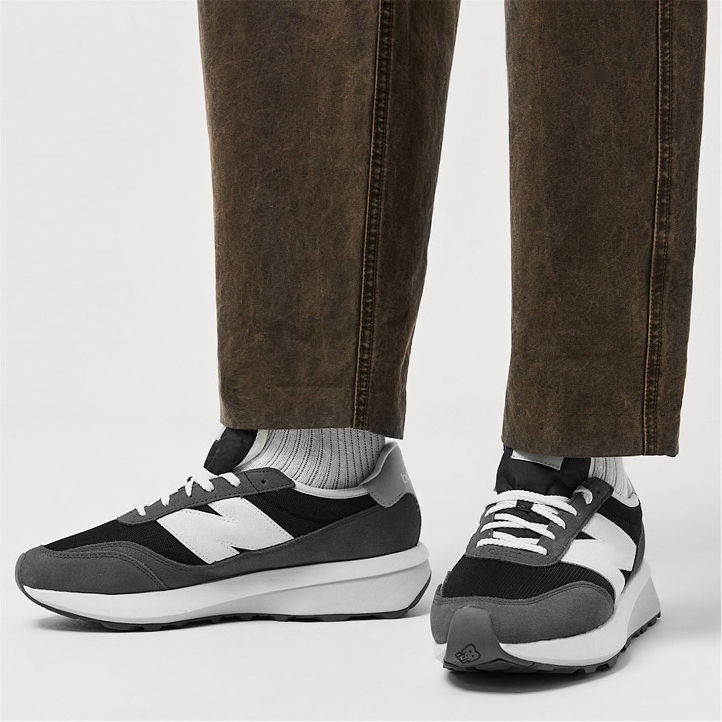 New Balance Low Top Round Toe Flat Heel Sneakers