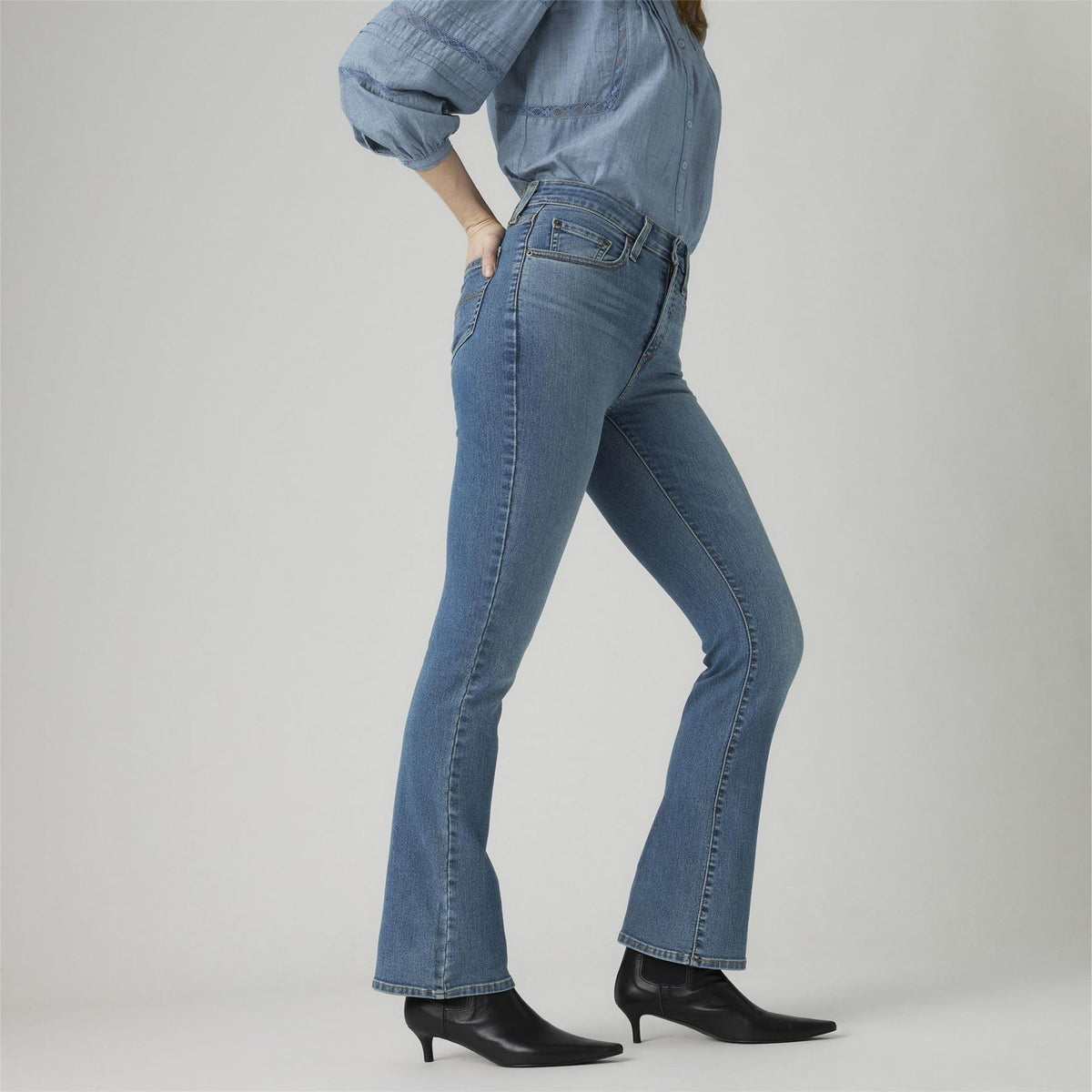 Levis 725 High Rise Bootcut Jeans