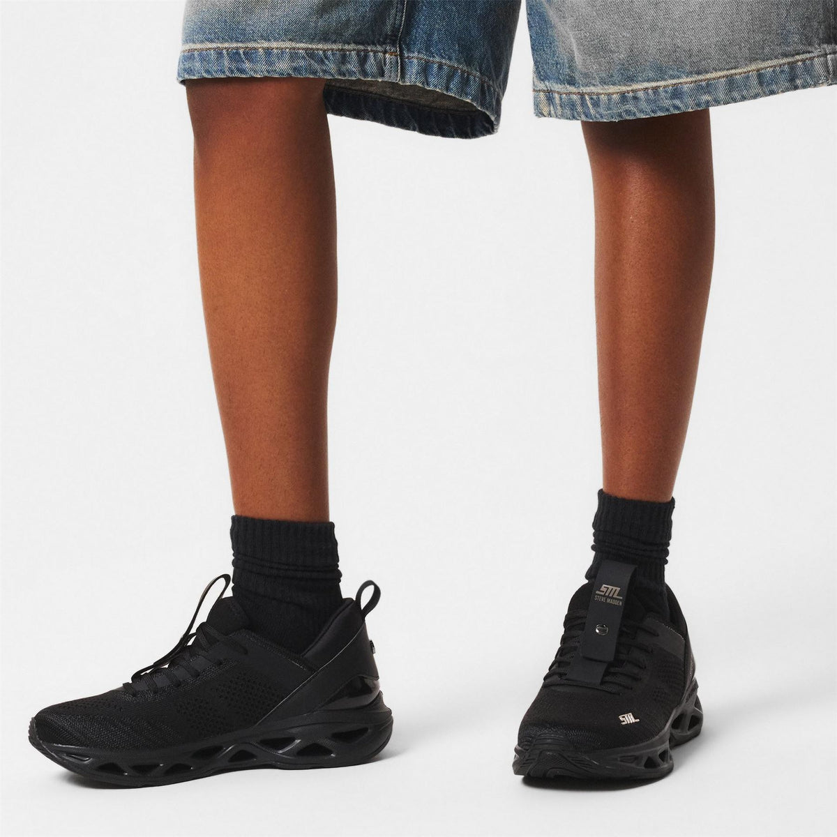 Steve Madden Surge 1 Low Top Lace-Up Sneakers