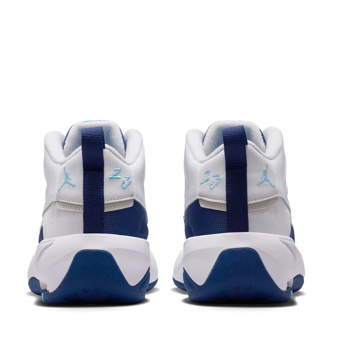 Air Jordan Max Aura Basketball Trainers