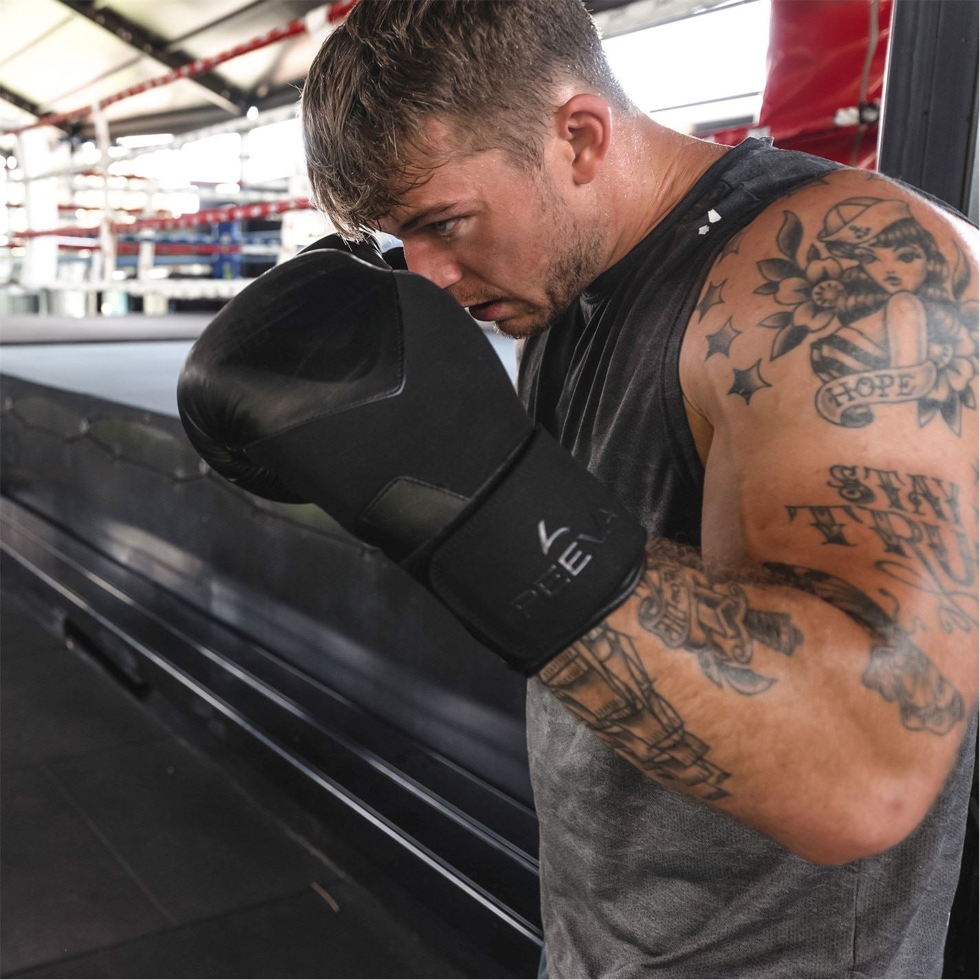 Reeva Boxing Gloves   Microfiber Leather