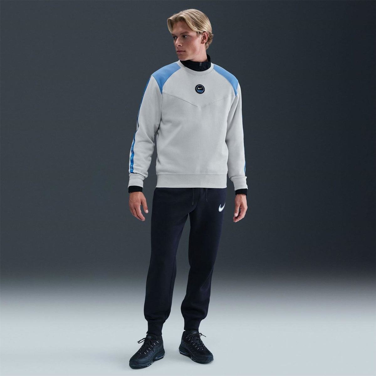 Nike Crew Neck Ribbed Collar Long Sleeve Raglan Sweatshirt