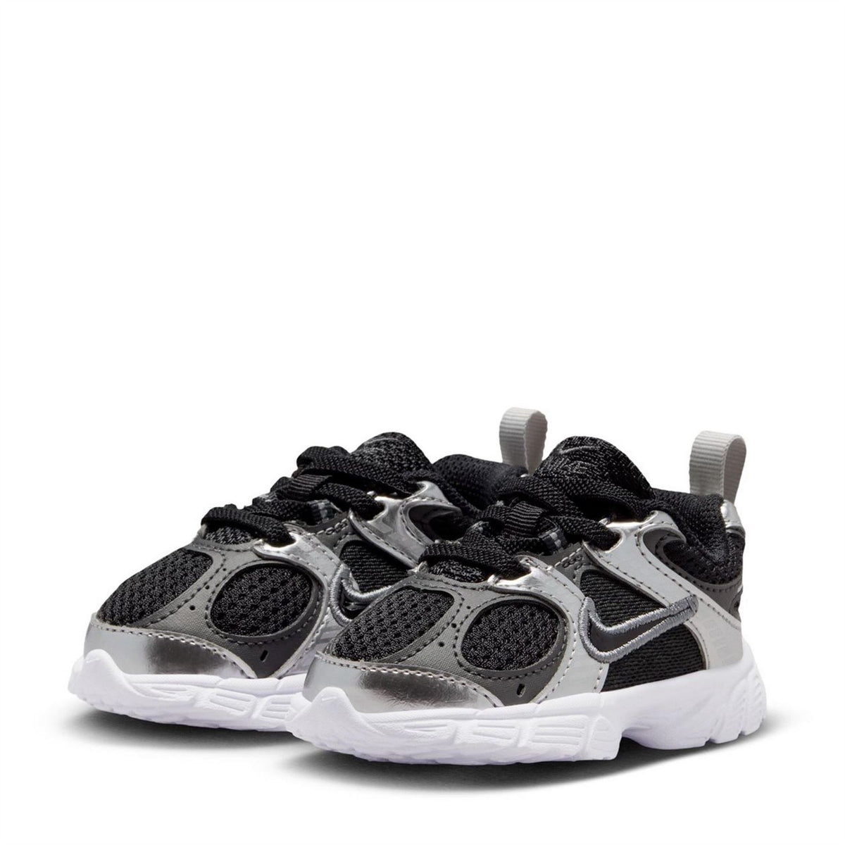 Nike V5 Runner Low Top Lace-Up Sneakers