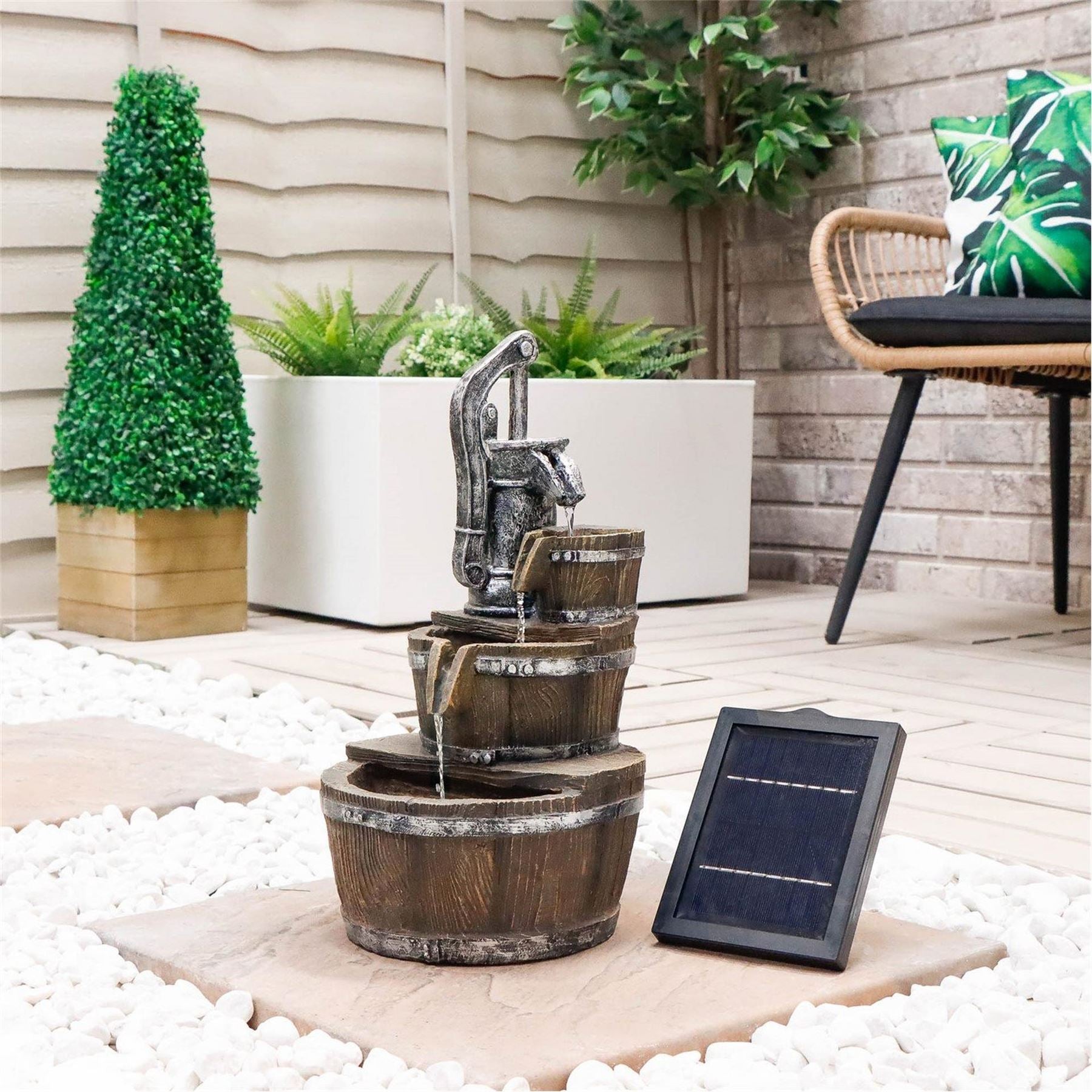 Streetwize Water Feature   Traditional Pump And Buckets Fountain
