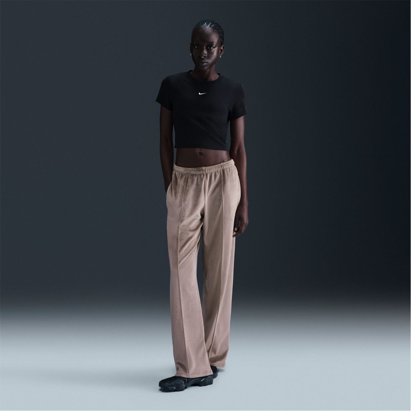 Nike Cropped Relaxed Fit Crew Neck T-Shirt