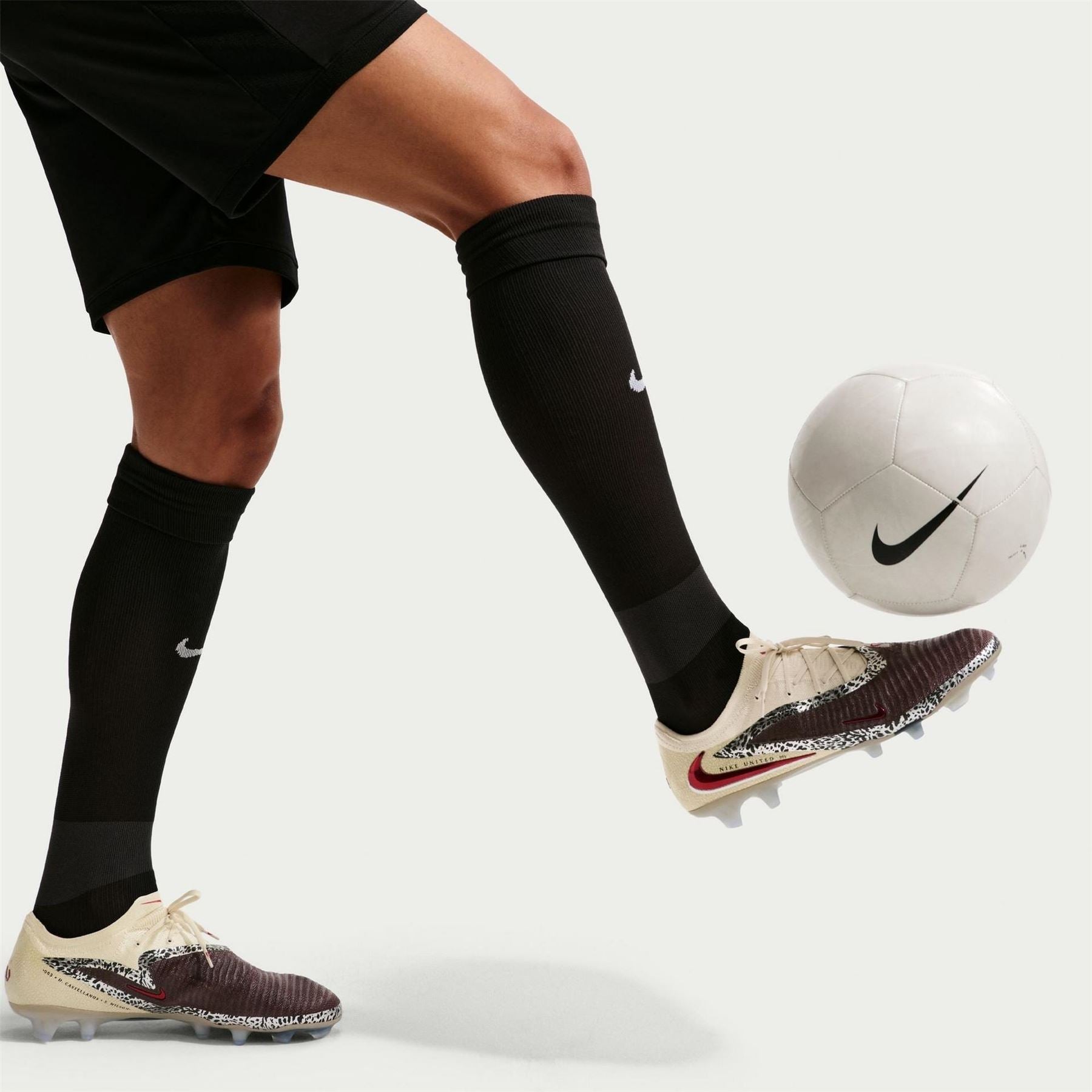 Nike Phantom 6 Low Elite Adults Firm Ground Football Boots