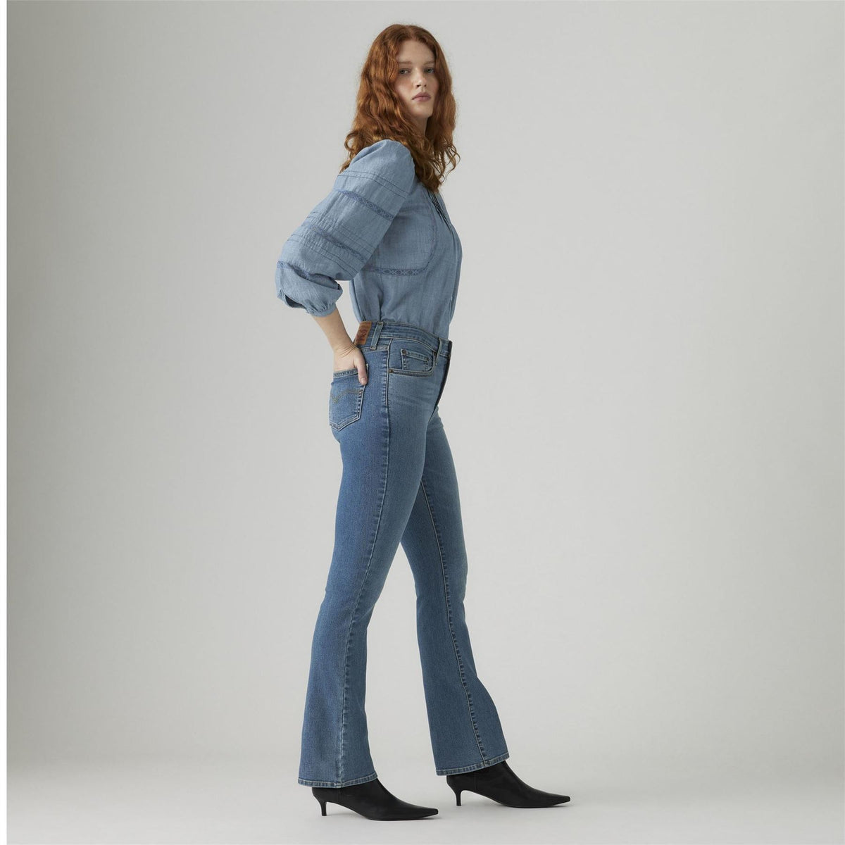 Levis 725 High Rise Bootcut Jeans