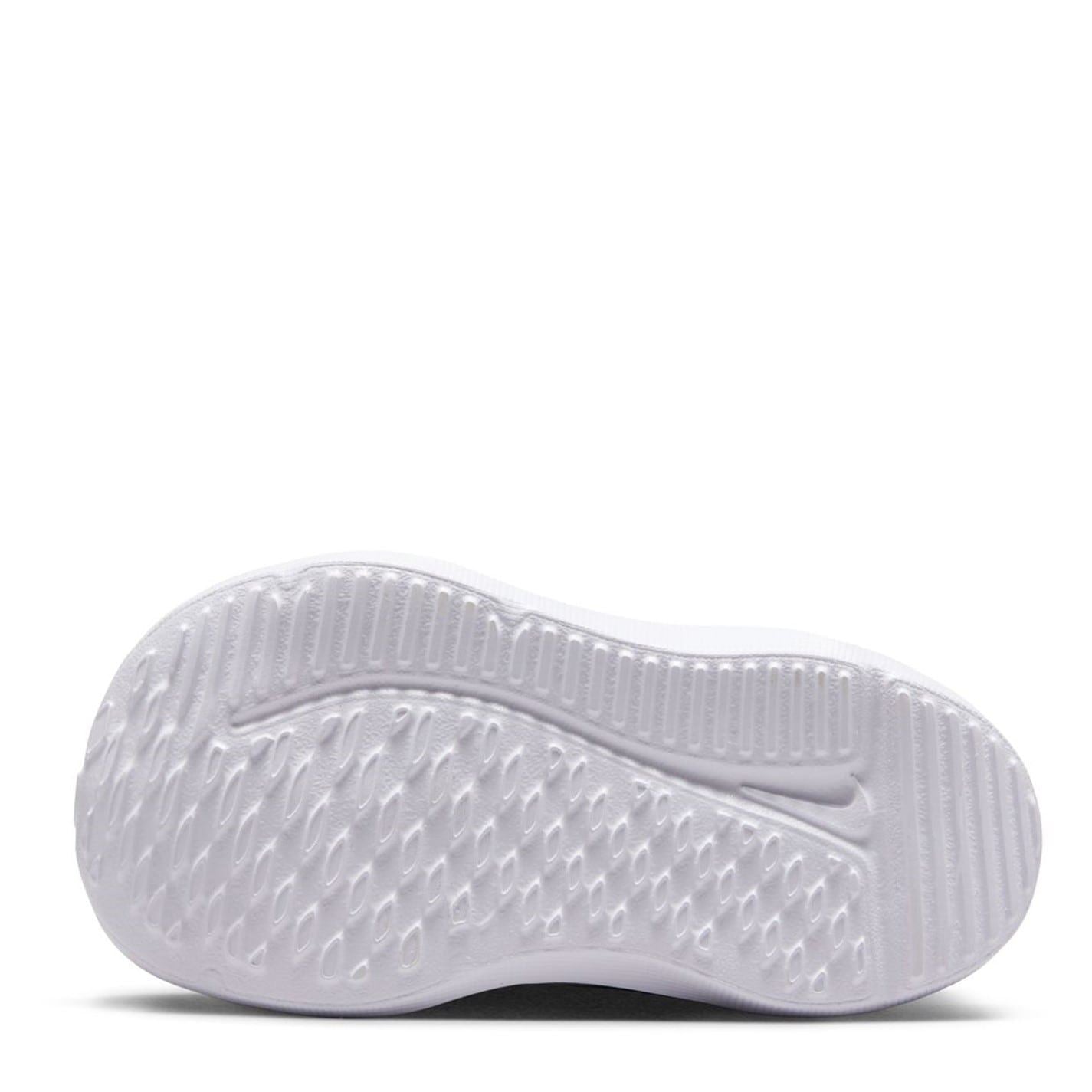 Nike Cosmic Runner Low Top Sneakers