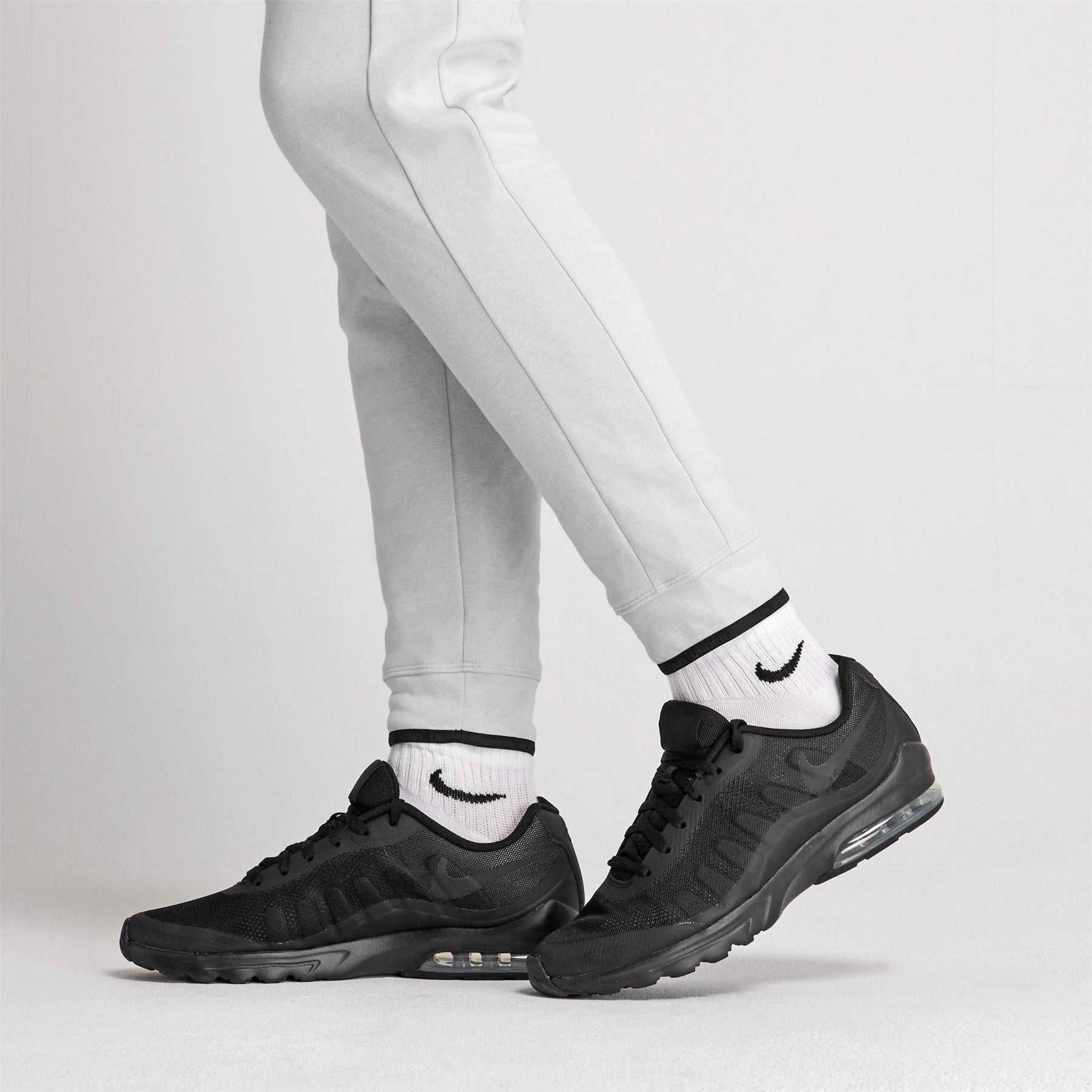 Nike Mens Air Max Invigor Trainers
