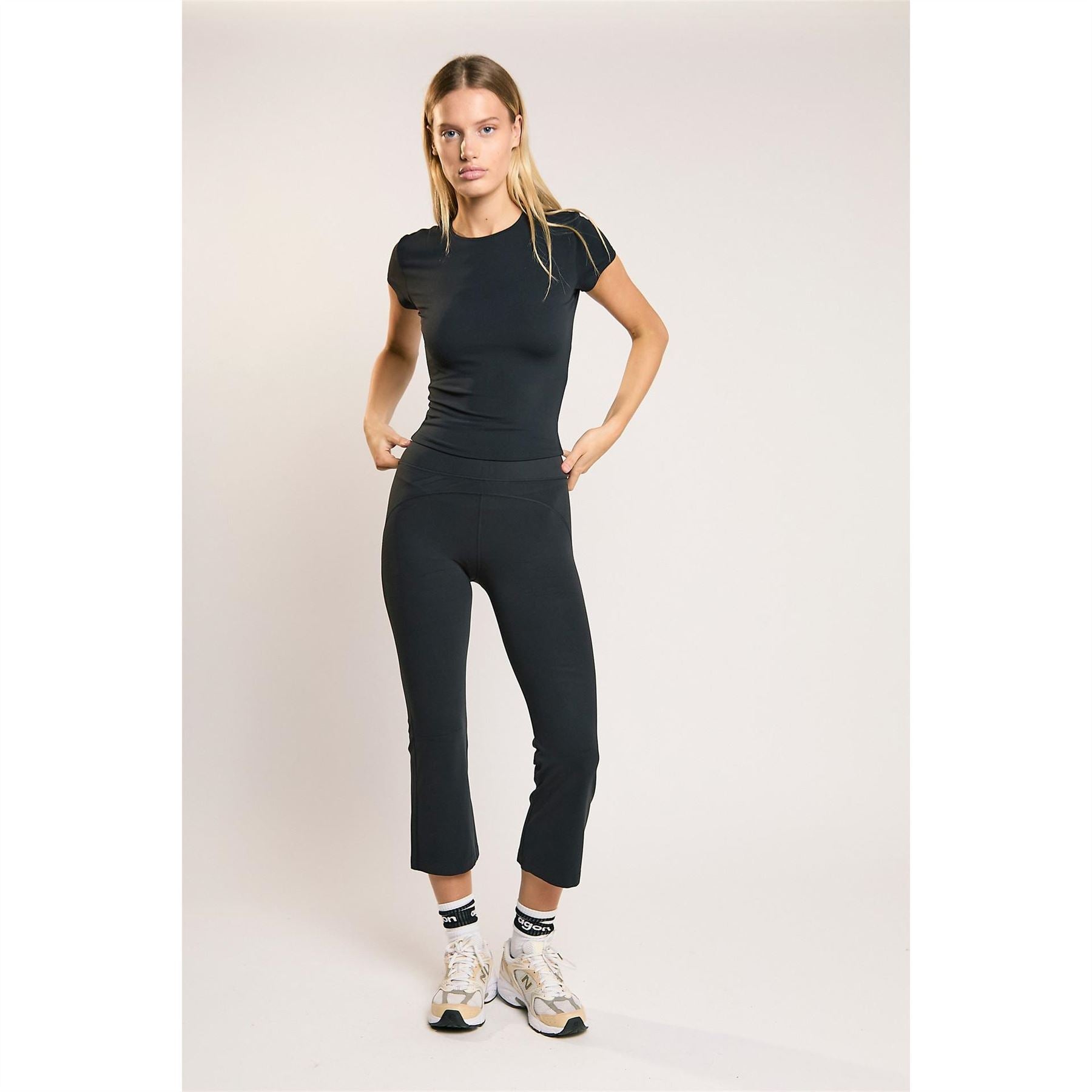 Agon Black Capri Leggings