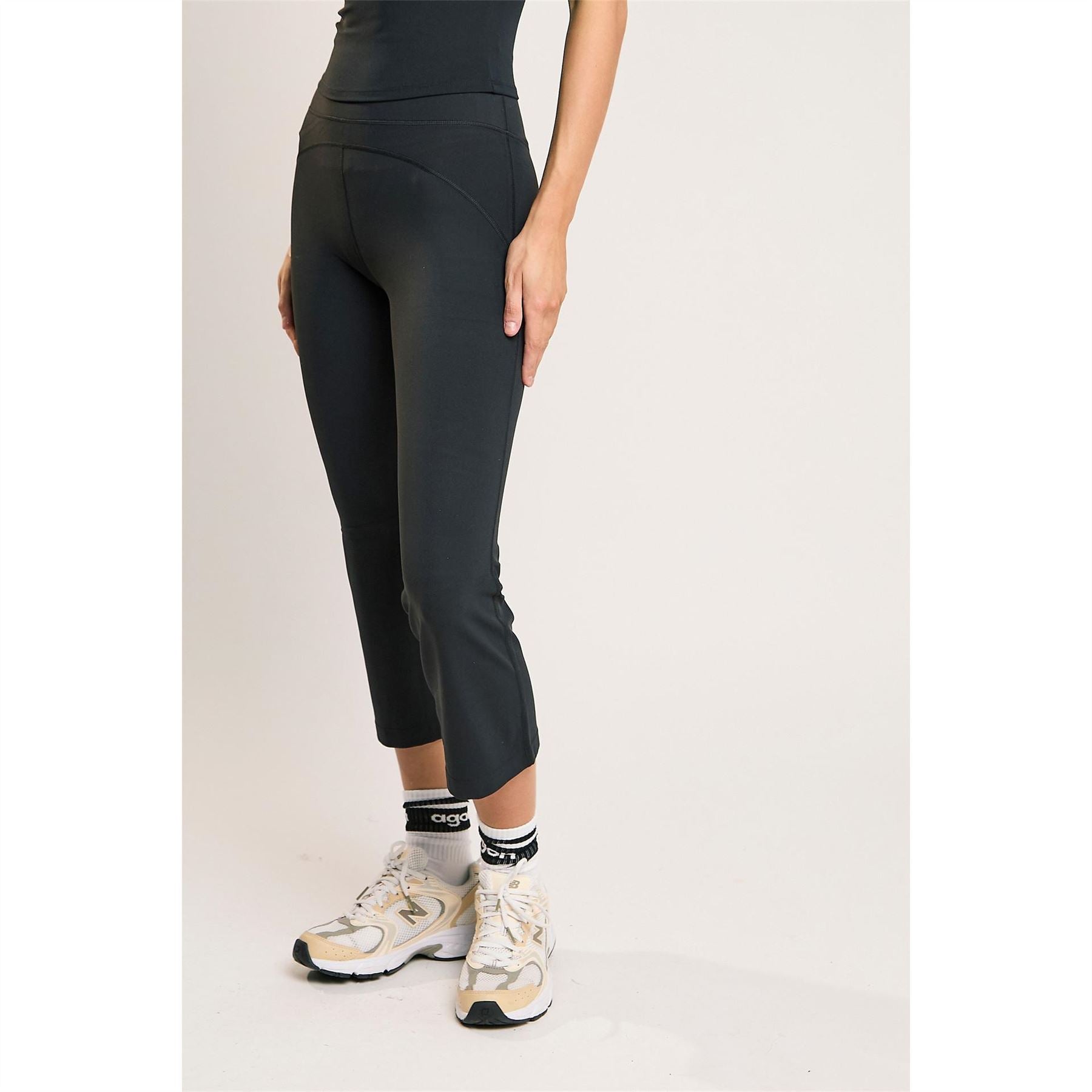 Agon Black Capri Leggings