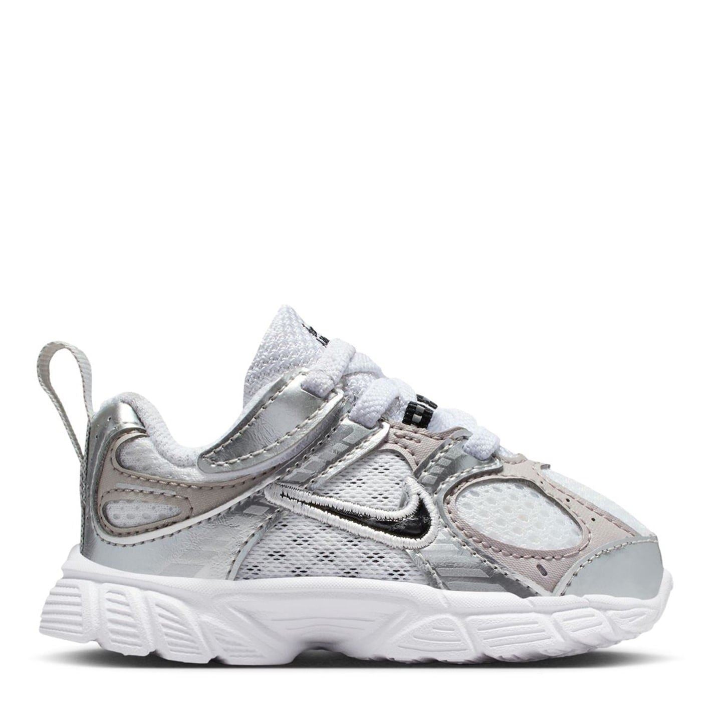 Nike V5 Runner Low Top Lace-Up Sneakers