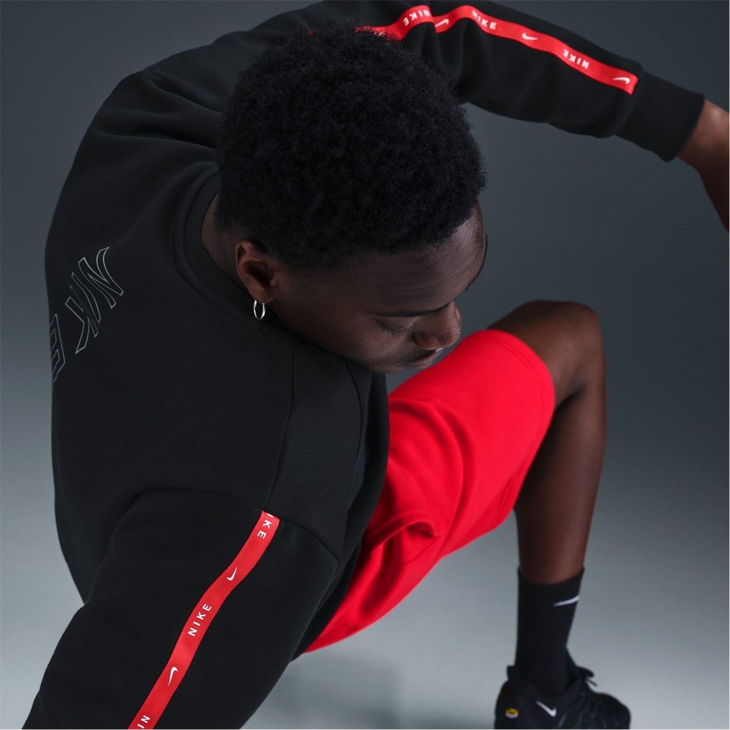 Nike Crew Neck Ribbed Collar Long Sleeve Raglan Sweatshirt