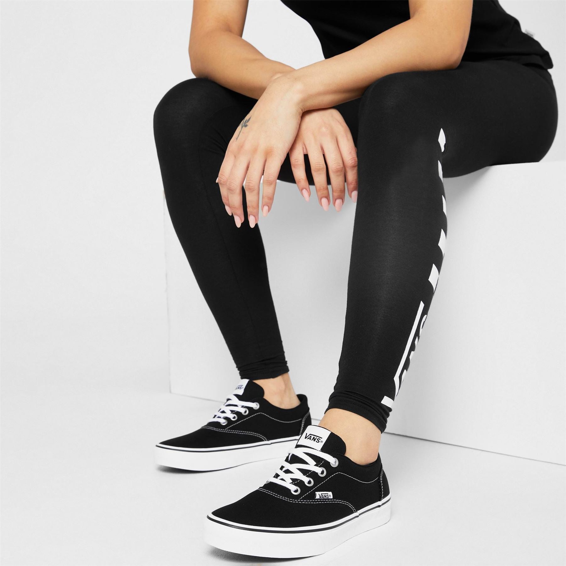Vans Womens Canvasas Low Trainers
