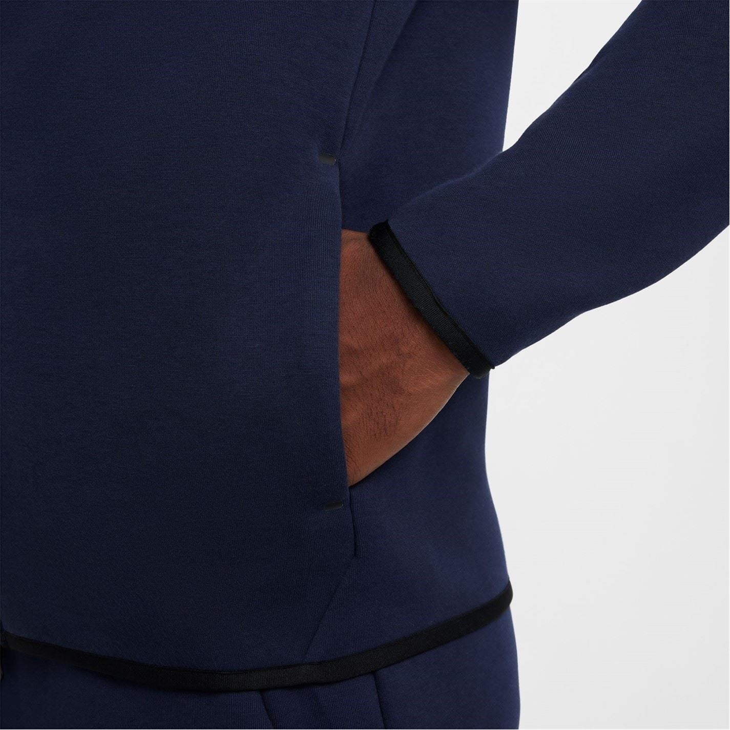 Nike Regular Fit Zipped Pocket Raglan Sleeve Full-Zip Sweatshirt