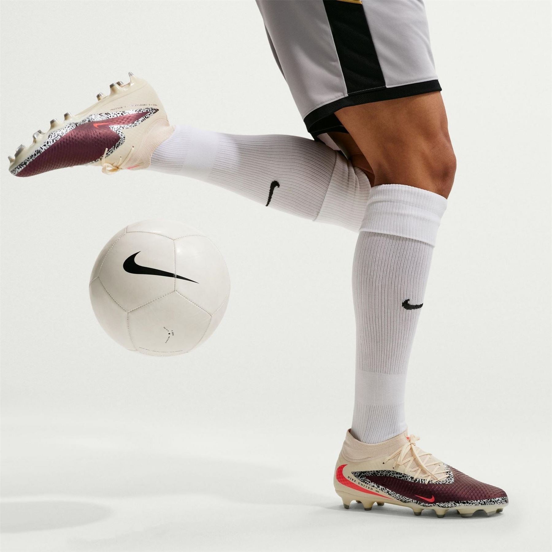 Nike Phantom 6 Academy Adults Multi Ground Football Boots