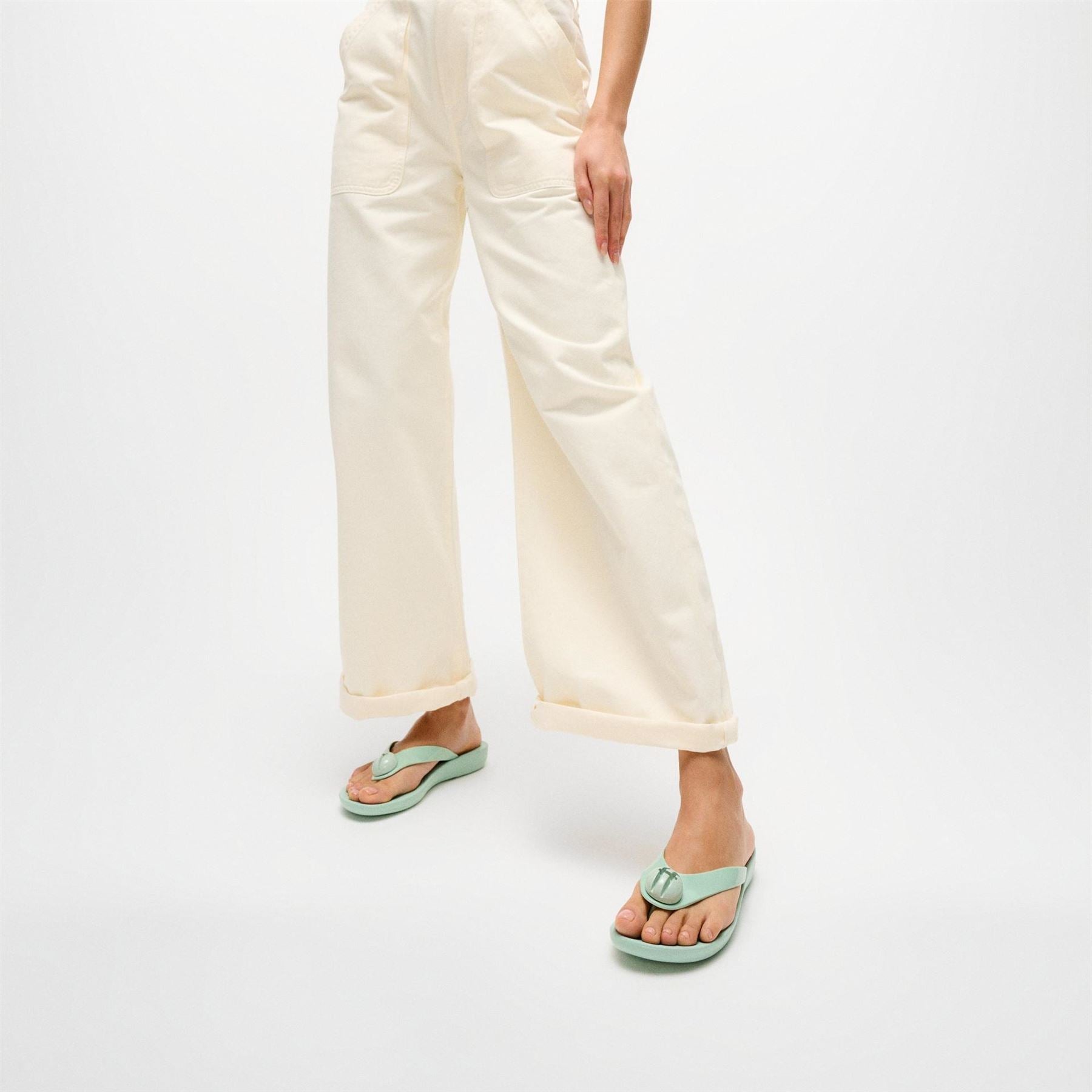 Fitflop Glossy Button Flip Flops
