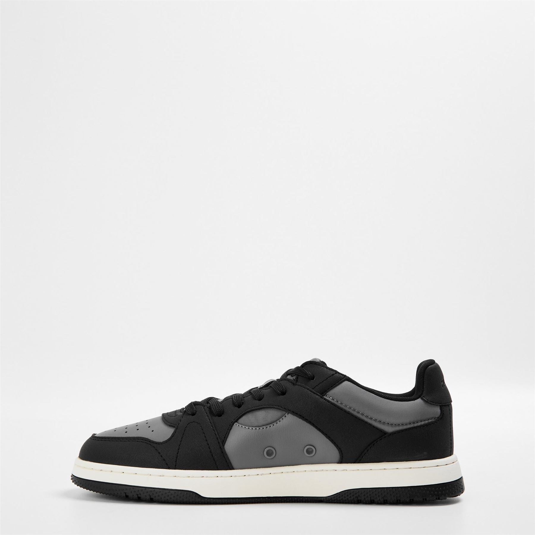 Hugo Low Top Flat Heel Sneakers
