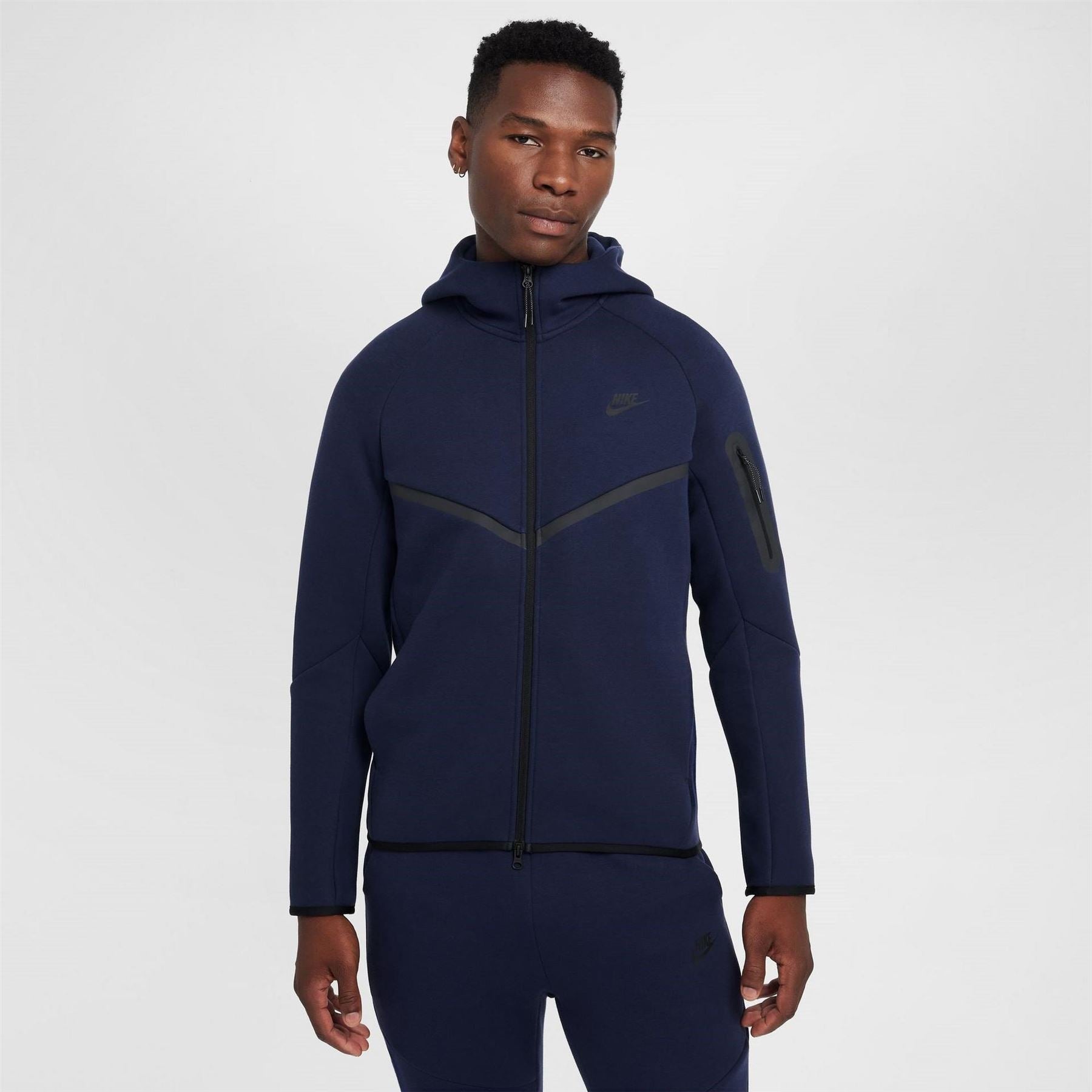 Nike Regular Fit Zipped Pocket Raglan Sleeve Full-Zip Sweatshirt